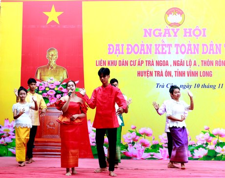 Biểu diễn ca múa Khmer tại Ngày hội Đại đoàn kết toàn dân tộc.