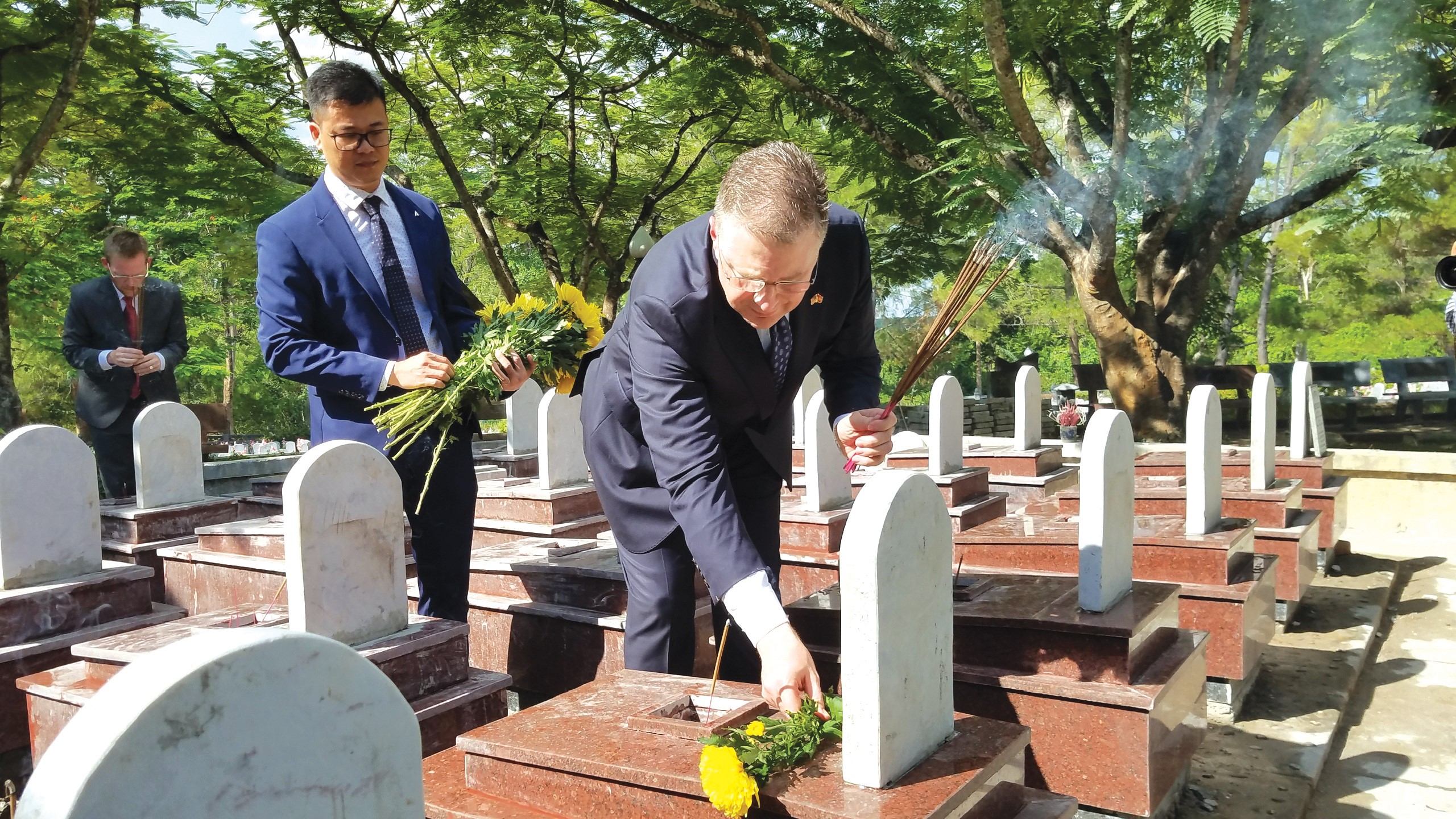 Đại sứ Mỹ tại Việt Nam Daniel Kritenbrink viếng các phần mộ liệt sĩ ở Nghĩa trang Liệt sĩ quốc gia Trường Sơn vào ngày 27/8/2019 - Ảnh: QUỐC NAM