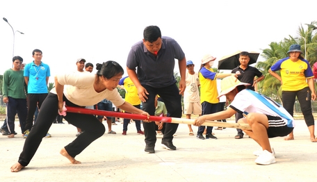 Các VĐV tranh tài môn đẩy gậy trong Ngày hội Văn hóa, thể thao đồng bào Khmer tỉnh tổ chức tại xã Tân Mỹ (Trà Ôn).