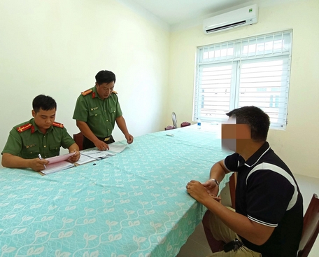 Đội An ninh (Công an huyện Trà Ôn) tống đạt quyết định xử phạt vi phạm hành chính đối với N.M.H..