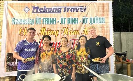 Du khách quốc tế trải nghiệm Tết Việt tại cù lao An Bình.Ảnh: YẾN- THÚY