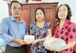 Trao tiền bạn đọc giúp bà Nguyễn Thị Bích Vân