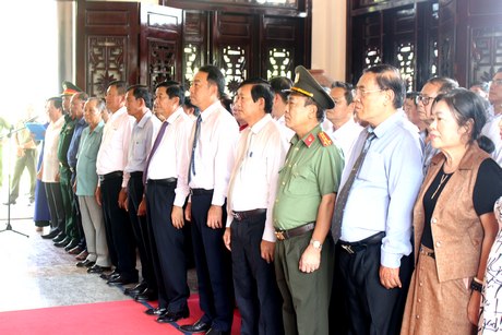 Đây là dịp để lãnh đạo, quân và dân tỉnh Vĩnh Long tưởng nhớ cố Chủ tịch HĐBT Phạm Hùng.