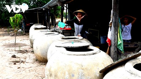 Tình hình thiếu nước sinh hoạt mùa khô cũng có nguy cơ xảy ra tại các huyện U Minh, Thới Bình và Trần Văn Thời. Người dân chủ động dự trữ nước để dùng trong mùa khô. (Ảnh: Trần Hiếu)