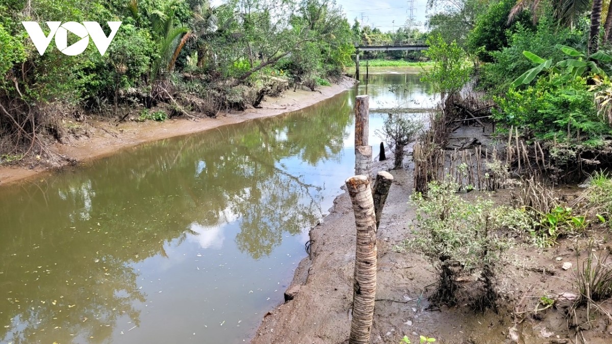 Hiện nay, nguồn nước ngọt trong kênh rạch tại một số địa bàn của tỉnh Tiền Giang bắt đầu khan hiếm do mặn tấn công