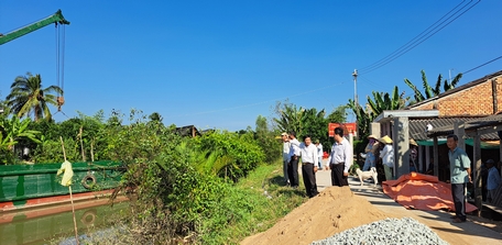 Người dân cùng tham gia giám sát công trình cầu giao thông nông thôn.
