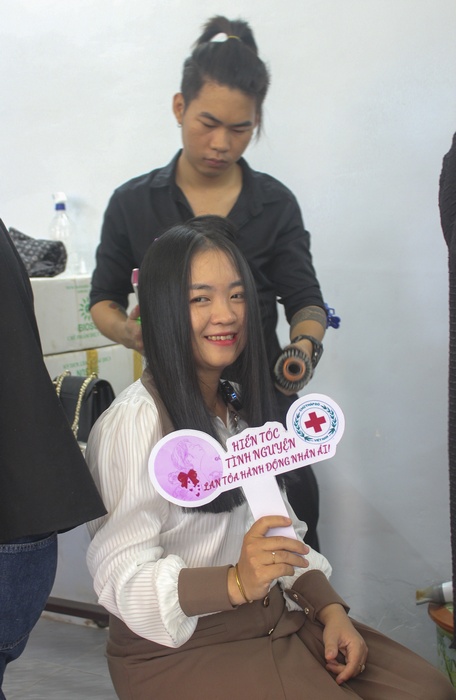 Cô giáo Hồ Như Anh hiến mái tóc tặng bệnh nhân ung thư