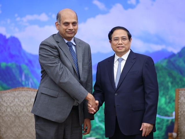 Thủ tướng Phạm Minh Chính và ông Karthik Rammohan, Phó Chủ tịch cấp cao Tập đoàn Lam Research (Hoa Kỳ) - Ảnh: VGP/Nhật Bắc