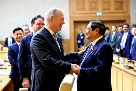 Thủ tướng hỏi thăm và trò chuyện thân mật với Chủ tịch kiêm Tổng Giám đốc, Hội đồng Kinh doanh Hoa Kỳ-ASEAN Ted Osius, nguyên Đại sứ Hoa Kỳ tại Việt Nam - Ảnh: VGP/Nhật Bắc
