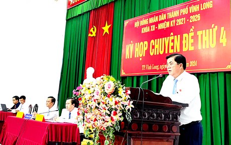 Ông Bùi Văn Nở- Ủy viên Thường vụ Tỉnh uỷ, Bí thư Thành ủy Vĩnh Long phát biểu tại kỳ họp.