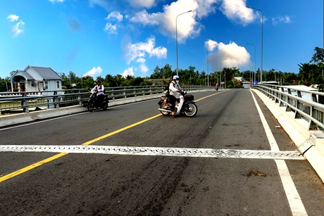 Người điều khiển xe máy, xe mô tô tùy tiện dừng xe, quay đầu trên cầu.