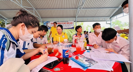 Học sinh các xã cù lao thuộc huyện Long Hồ trải nghiệm “cà phê việc làm” trong phiên giao dịch việc làm hôm 23/3.