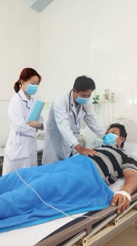 BS.CK1 Nguyễn Khắc Phúc thăm khám cho bệnh nhân trước khi xuất viện.