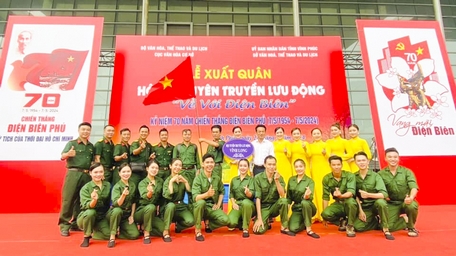 Đoàn văn nghệ Vĩnh Long tham dự Hội thi Tuyên truyền lưu động toàn quốc kỷ niệm 70 năm Chiến thắng Điện Biên Phủ.