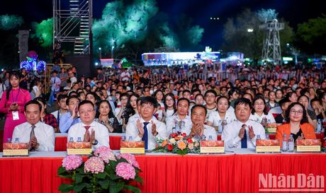 Các đại biểu tham dự chương trình Tây Ninh - Khúc hát tự hào.