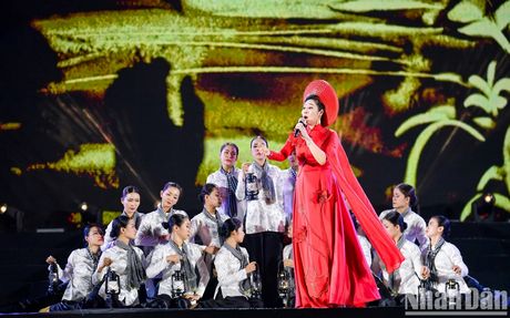 Nghệ sĩ Ưu tú Thiên Hoa biểu diễn ca khúc Bông huệ đỏ.