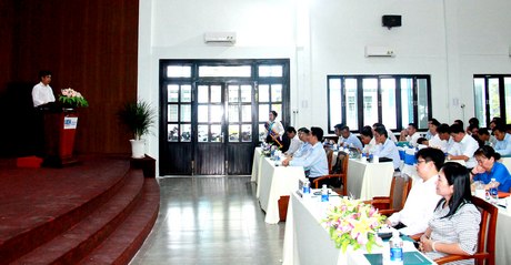 TS. Bùi Quang Hùng- Phó Giám đốc UEH, kiêm Giám đốc Phân hiệu Vĩnh Long phát biểu khai mạc hội thảo.