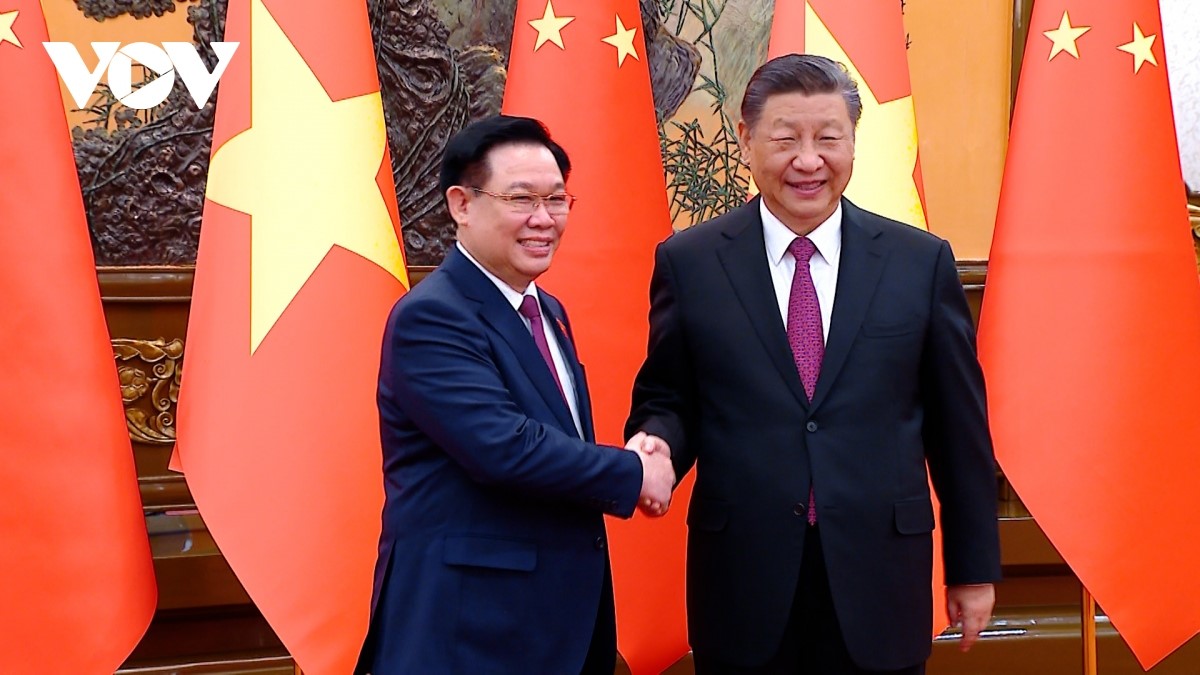Chủ tịch Quốc hội Vương Đình Huệ hội kiến Tổng Bí thư, Chủ tịch nước Trung Quốc Tập Cận Bình trong khuôn khổ chuyến thăm chính thức nước CHND Trung Hoa từ 7-12/4. 