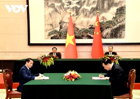Chủ tịch Quốc hội Vương Đình Huệ và Ủy viên trưởng Ủy ban Thường vụ Nhân đại Trung Quốc Triệu Lạc Tế chứng kiến hai văn phòng ký kết.