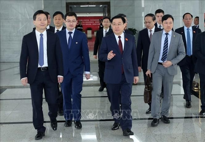 Chủ tịch Quốc hội thăm và làm việc tại Khu thí điểm thương mại tự do Thượng Hải, Trung Quốc. Ảnh: TTXVN