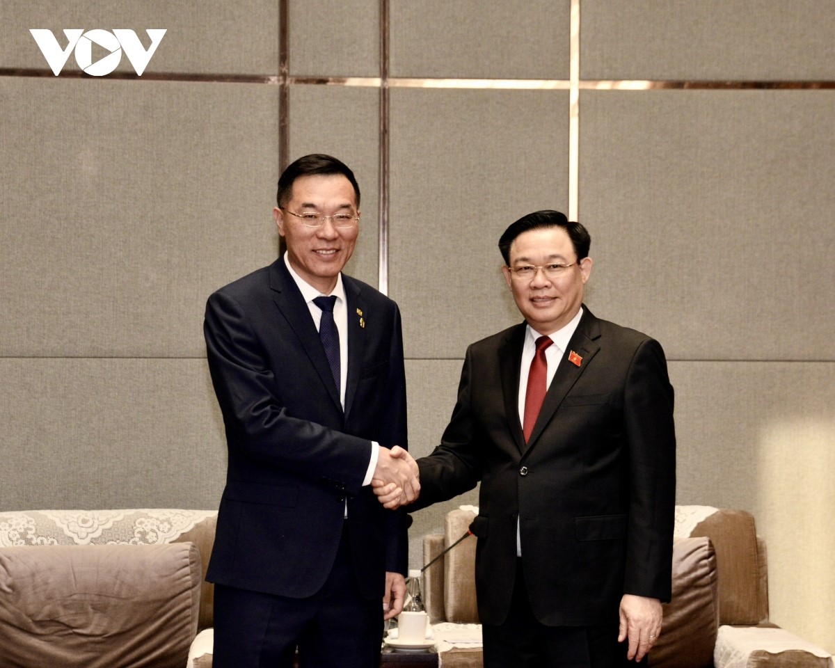 Chủ tịch Quốc hội Vương Đình Huệ tiếp lãnh đạo Công ty TNHH Đầu máy và toa xe Đại Liên
