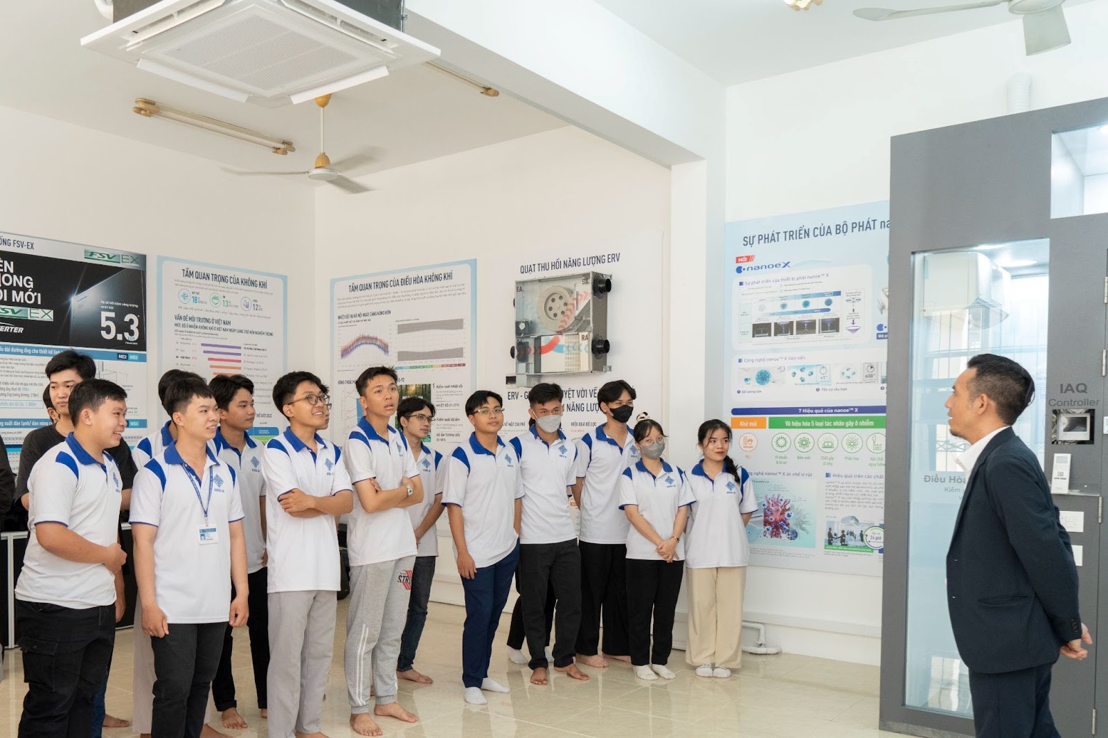 Đại diện Panasonic giới thiệu cho các sinh viên Trường Bách khoa-ĐH Cần Thơ cách vận hành của hệ thống Quản lý chất lượng không khí toàn diện CAMS trong Trung tâm Giải pháp HVAC. 