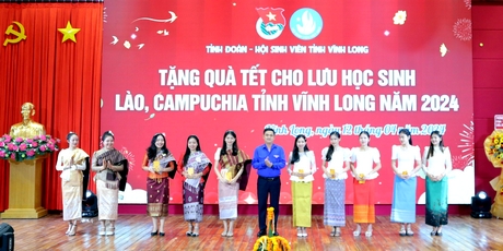 Anh Trần Công Khánh- Bí thư Tỉnh Đoàn cũng trao 10 phần quà cho lưu học sinh Lào, Campuchia có hoàn cảnh khó khăn.