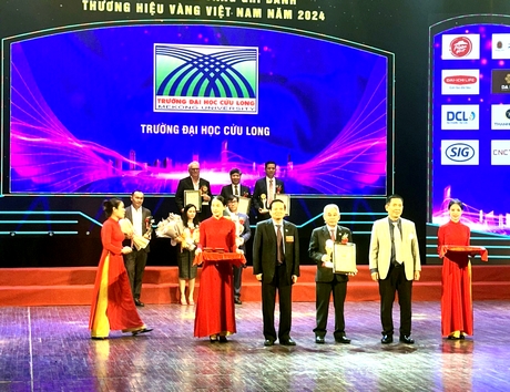 PGS.TS Lương Minh Cừ- Bí thư Đảng uỷ, Hiệu trưởng Trường ĐH Cửu Long nhận giải thưởng.