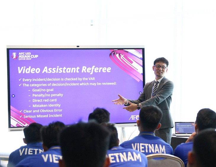 Trong buổi họp với U23 Việt Nam, đại diện AFC nhắc lại những nội dung quan trọng về VAR - Ảnh: VFF