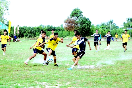 Giao lưu thi đấu bóng đá trên sân thể thao cộng đồng tại ấp Mỹ Phú (xã Mỹ Lộc, huyện Tam Bình).