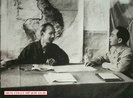 Chủ tịch Hồ Chí Minh và Đại tướng Võ Nguyên Giáp bàn bạc hoạch định đường lối mở Chiến dịch Điện Biên Phủ 1954.