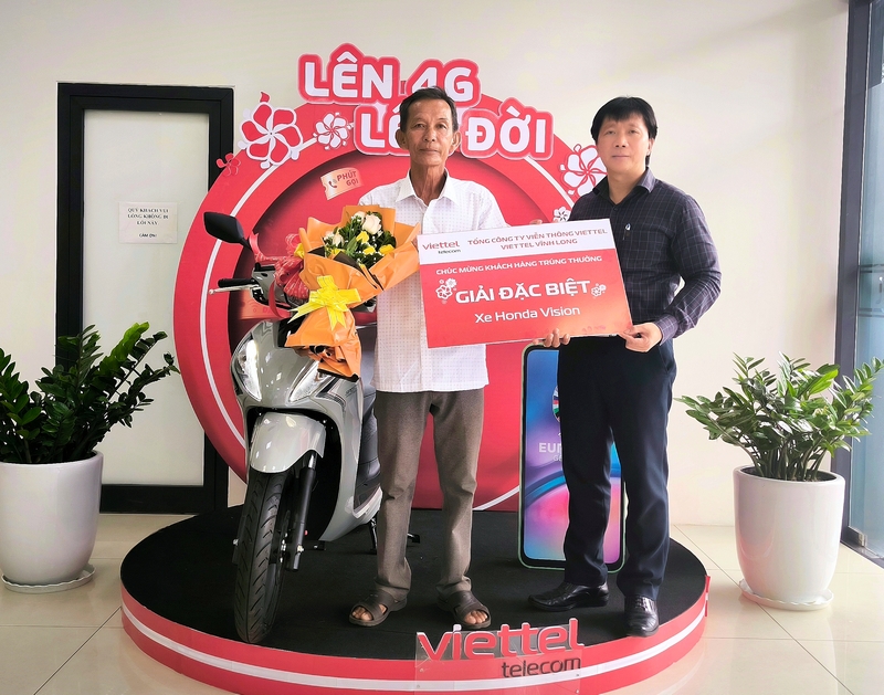 Thiếu tá Phạm Hải Dương-Giám đốc Viettel Vĩnh Long trao giải đặc biệt cho khách hàng trúng giải đặc biệt.