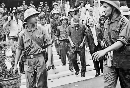 10 giờ 45 ngày 30/4/1975, cán bộ, chiến sĩ ta yêu cầu toàn bộ nội các chính quyền Sài Gòn, buộc Dương Văn Minh phải lên Đài Phát thanh Sài Gòn tuyên bố đầu hàng cách mạng không điều kiện. Ảnh: TTXVN