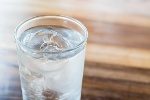 5 lý do bạn không nên uống nước lạnh vào mùa hè