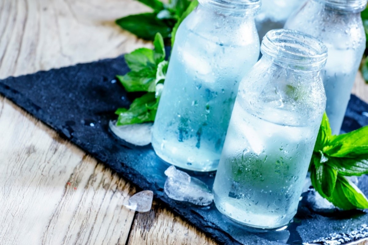 Uống nước lạnh có thể dẫn đến những vấn đề không mong muốn về sức khỏe. Ảnh: Istock