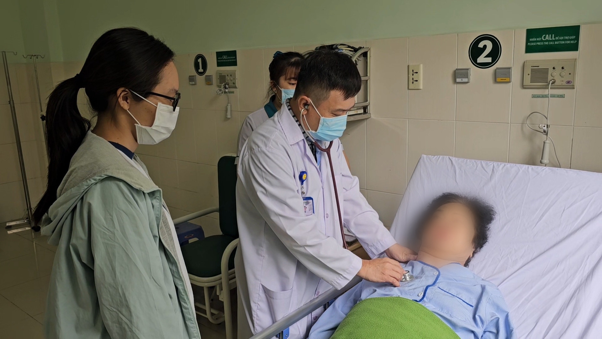 BS.CK2 Trần Phước Hòa thăm khám và tư vấn  sức khỏe cho cụ bà trước khi xuất viện.
