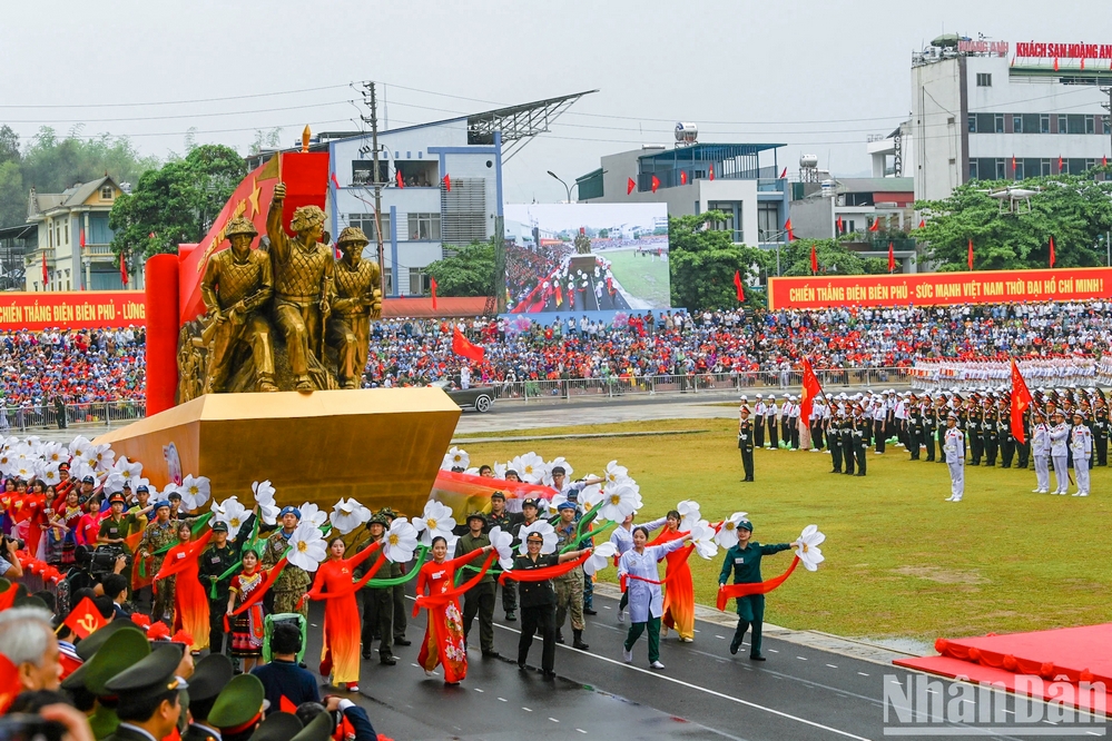 Xe mô hình biểu tượng 70 năm Chiến thắng Điện Biên Phủ.