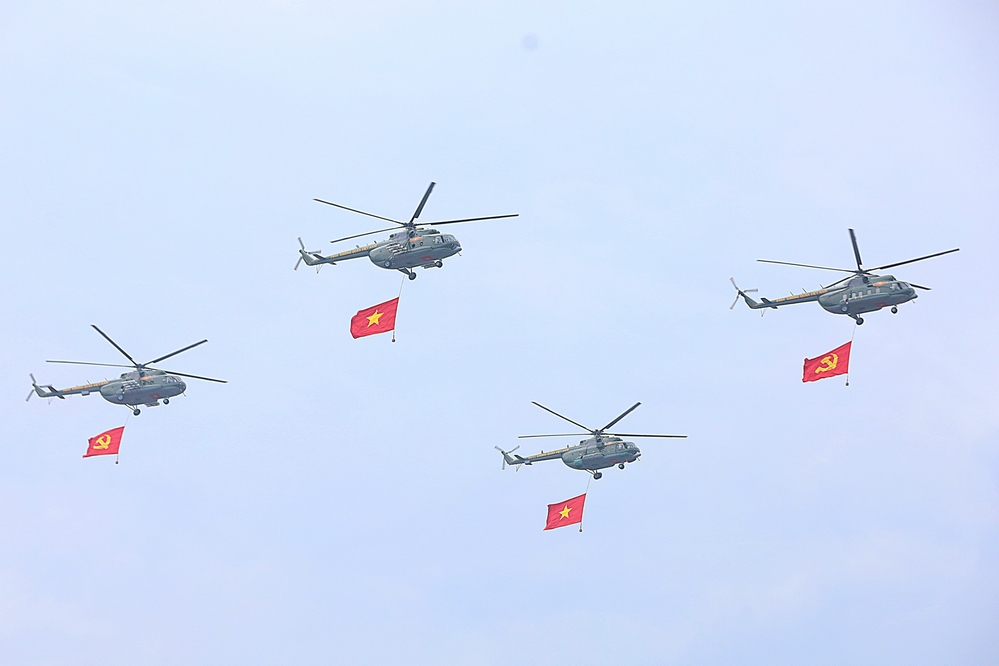 Mở đầu diễu binh, diễu hành kỷ niệm 70 năm Chiến thắng Điện Biên Phủ là các biên đội trực thăng vũ trang thuộc Quân chủng Phòng không- Không quân, Quân đội nhân dân Việt Nam mang theo cờ Đảng, cờ Tổ quốc bay qua lễ đài.Ảnh: Trung Phạm