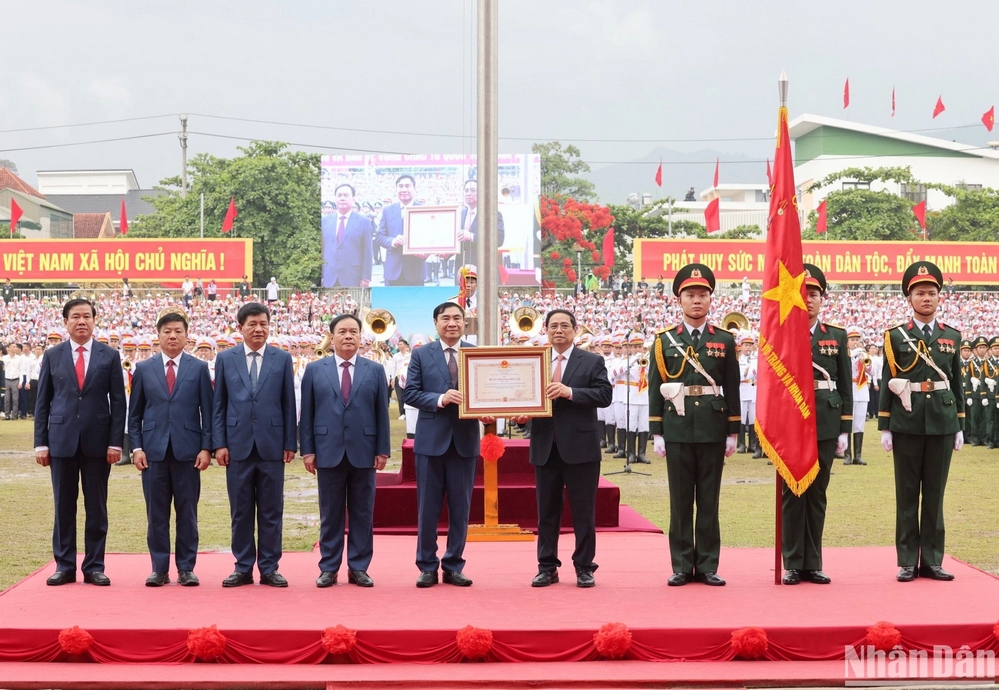 Thay mặt lãnh đạo Đảng và Nhà nước, Thủ tướng Chính phủ Phạm Minh Chính trao tặng Huân chương Độc lập hạng Nhất cho Đảng bộ, chính quyền và Nhân dân các dân tộc tỉnh Điện Biên.