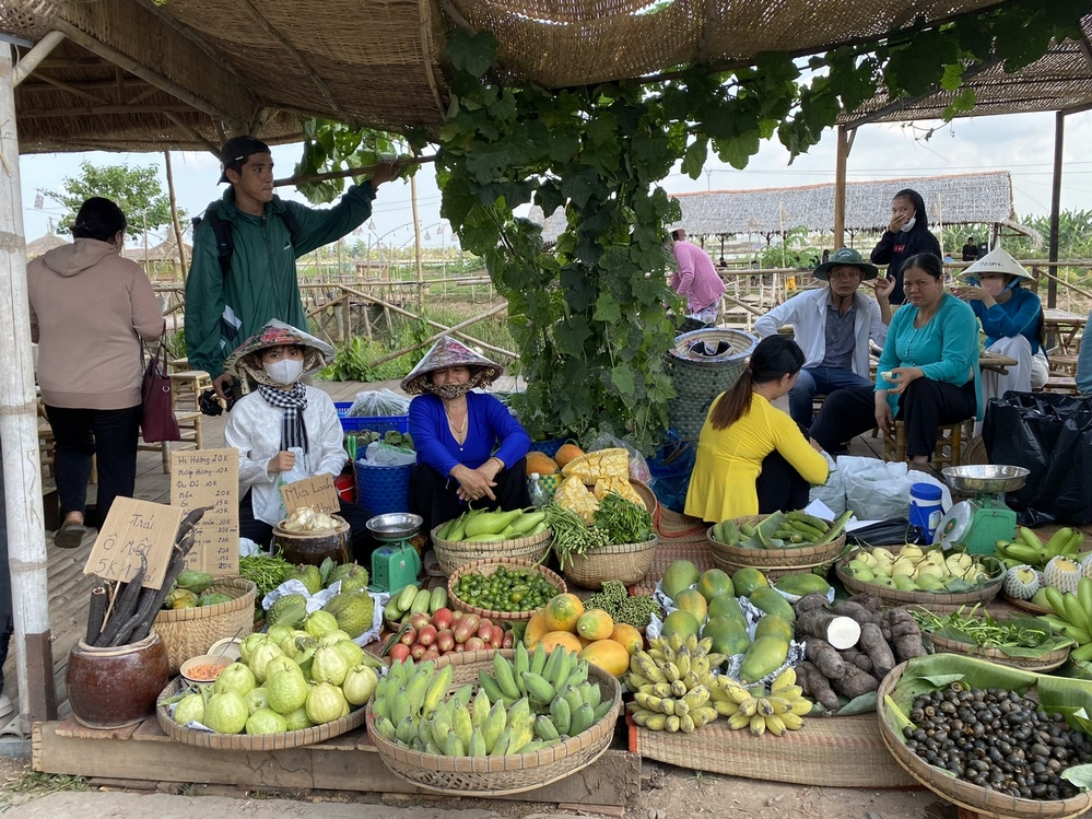Chợ quê có đầy đủ các loại trái cây, thức uống dân dã, rau củ tại vườn… 