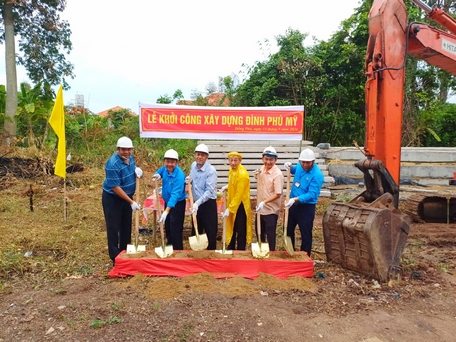 Đại diện UBND huyện Long Hồ cùng chính quyền địa phương và các đơn vị có liên quan động thổ khởi công xây dựng đình Phú Mỹ.