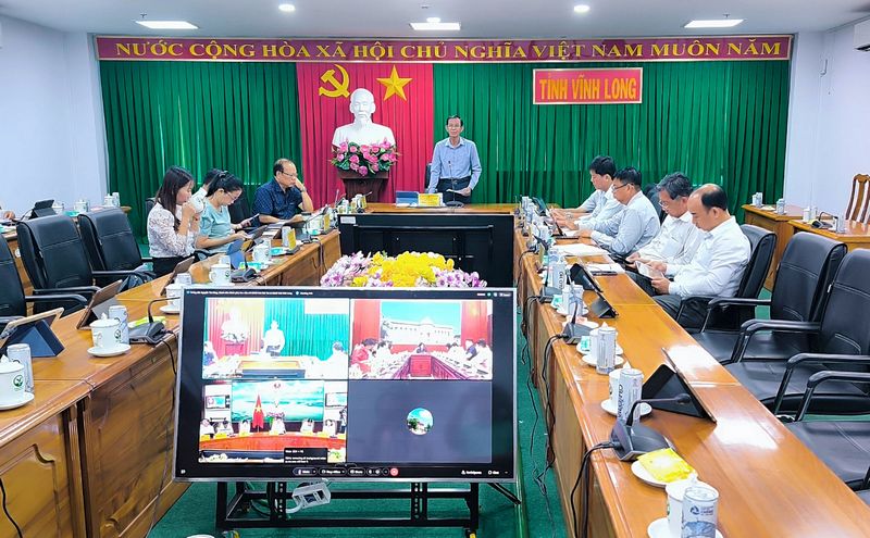 Phó Chủ tịch Thường trực UBND tỉnh Đặng Văn Chính báo cáo các kết quả phát triển kinh tế- xã hội của tỉnh. 