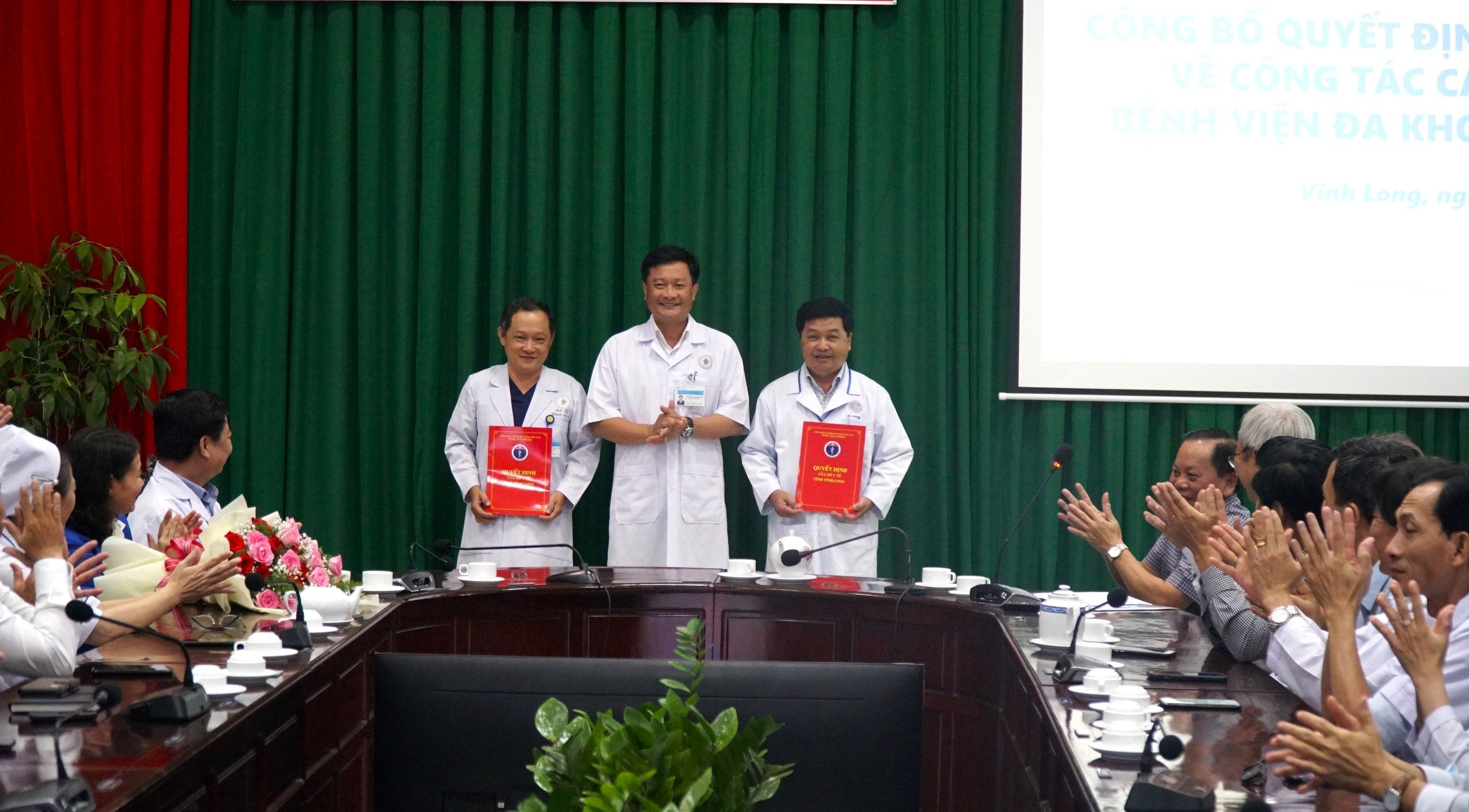 Giám đốc BVĐK Vĩnh Long Nguyễn Thanh Truyền trao quyết định bổ nhiệm đối với bác sĩ Nguyễn Trọng Thi và bác sĩ Trầm Quốc Tuấn.