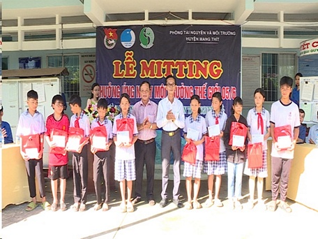 Lãnh đạo huyện Mang Thít trao quà và học bổng hỗ trợ các học sinh có hoàn cảnh khó khăn.