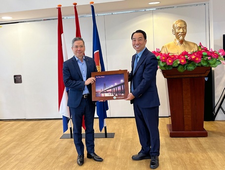 Chủ tịch UBND tỉnh Lữ Quang Ngời tặng quà lưu niệm đến ông Lê Tuấn Anh- Phó đại sứ Việt Nam tại Hà Lan.