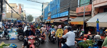 Hoạt động mua bán tại chợ Vĩnh Long diễn ra nhộn nhịp từ sáng sớm.