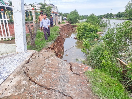 Sạt lở, sụp lún bờ sông tàn phá nhiều nhà ở, công trình ven sông. Trong ảnh: Vụ sạt lở bờ sông Cái Cao ở xã Phú Đức, huyện Long Hồ vào ngày 9/6/2023.
